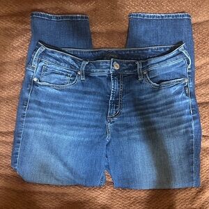 Silver Jeans Women's Classic Blue Suki Straight Crop Jeans